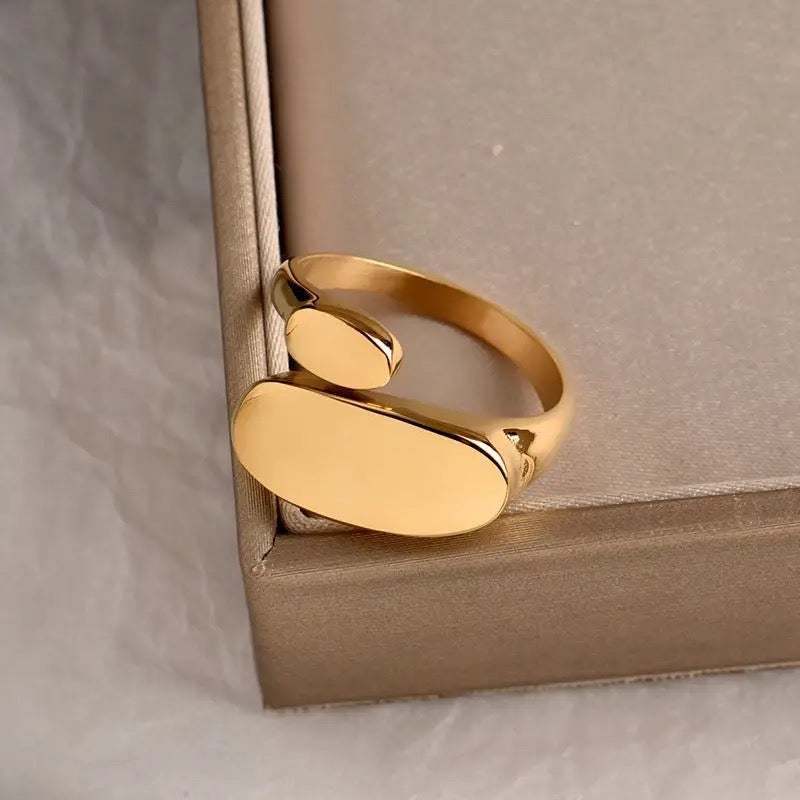 ASYMETRIC MINIMALIST RING
